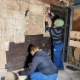 Mitarbeiterinnen des Amts für Denkmalpflege und Archäologie beim Ablösen von Notenblättern in einem Haus in Menzingen. Foto ADA ZG, Anette JeanRichard.