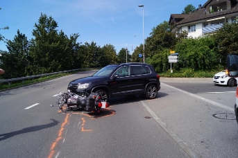 Autofahrer missachtet Vortritt – Motorradfahrer verletzt