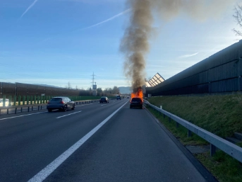 Fahrzeugbrand im Morgenverkehr - Bild 1
