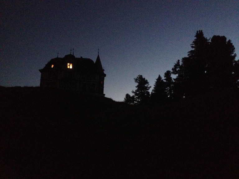 Unterkunft Villa Cassel bei Nacht