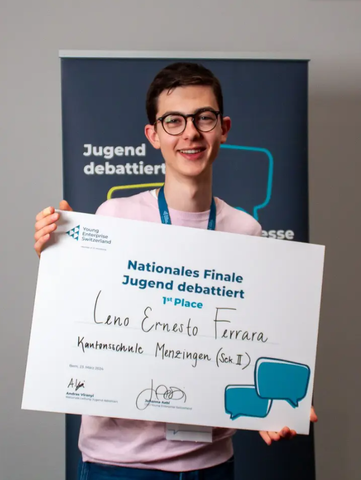 Leno Ernesto Ferrara freut sich über den 1. Patz beim nationalen Finale von Jugend debattiert.