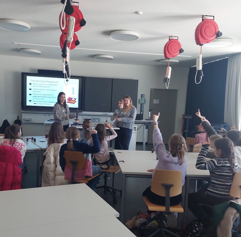 wissensdurstige Primarschülerinnen strecken ihre Finger in die Luft