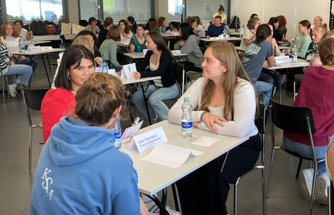 Eine Premiere im Kanton Zug – gelungenes MINT-Speeddating an der Kanti Menzingen