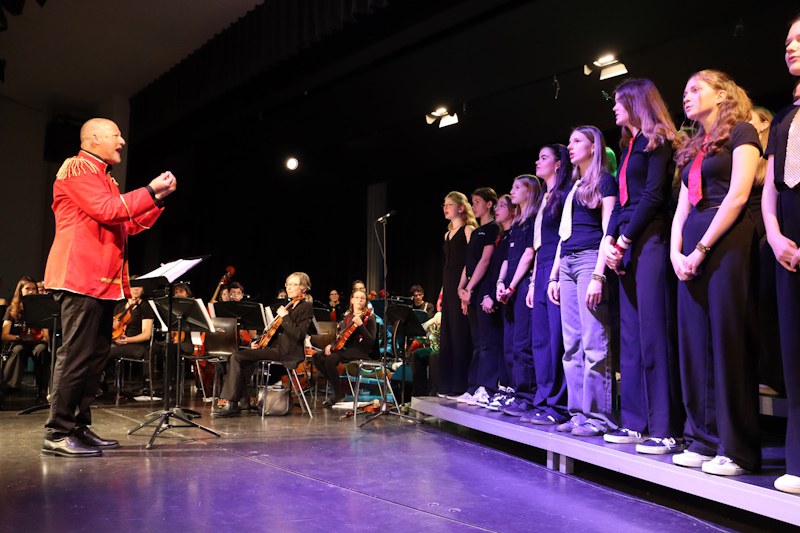 Dirigent gibt den Musikern und Sängern den Takt an
