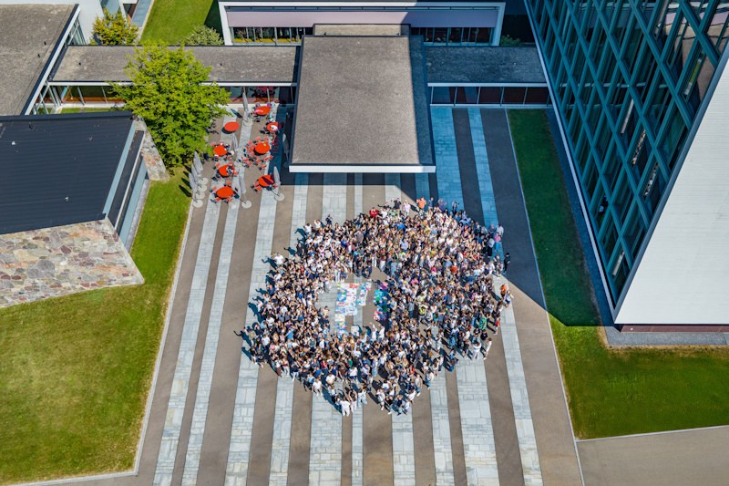 Flugbild der Schule mit all seinen Schülern