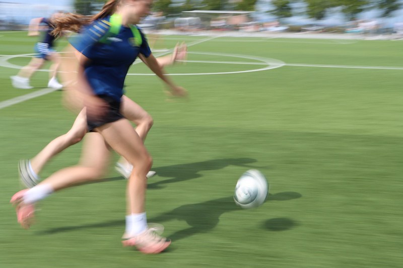 Schüler die Fussball spielen