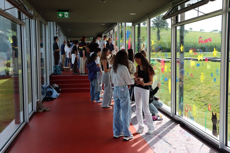 Schüler, die Fenster bunt bemalen