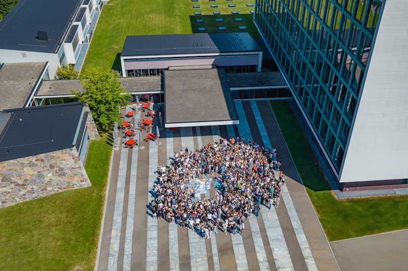 Flugbild der Schule mit all seinen Schülern
