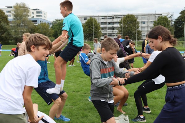 Gymnasiasten die Sport treiben
