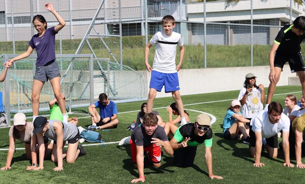 Gymnasiasten die Sport treiben