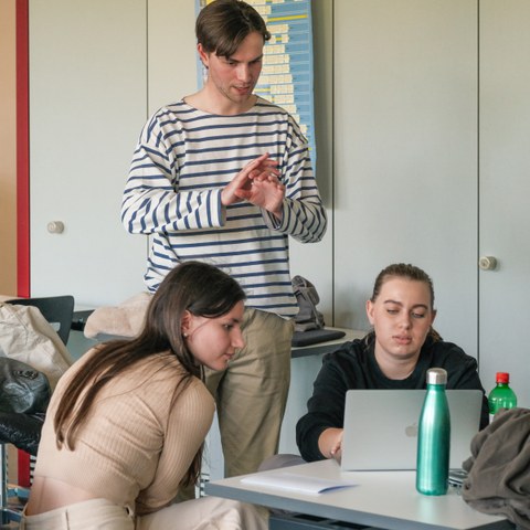 Charlotte Stein und Matteo Bächler von den Jungfreisinnigen im Gespräch mit Schülerinnen