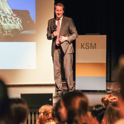 Referat von SVP-Nationalrat Thomas Aeschi im Theatersaal der KSM