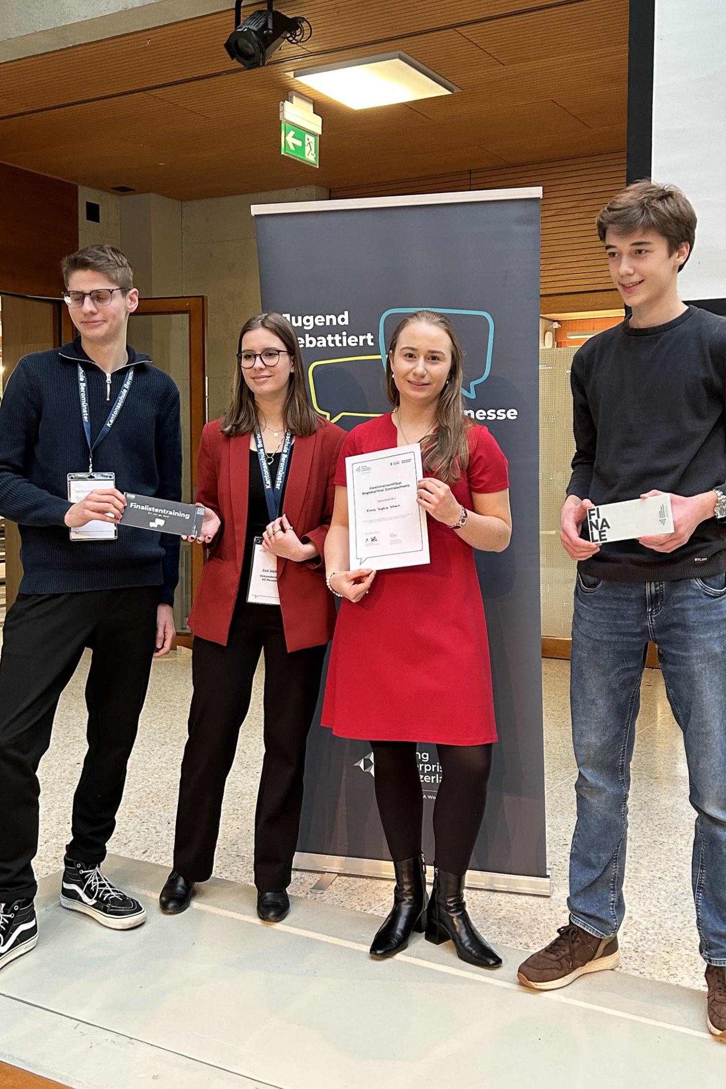 Doppelsieg beim Zentralschweizer Debattierfinal — Kantonsschule Zug KSZ