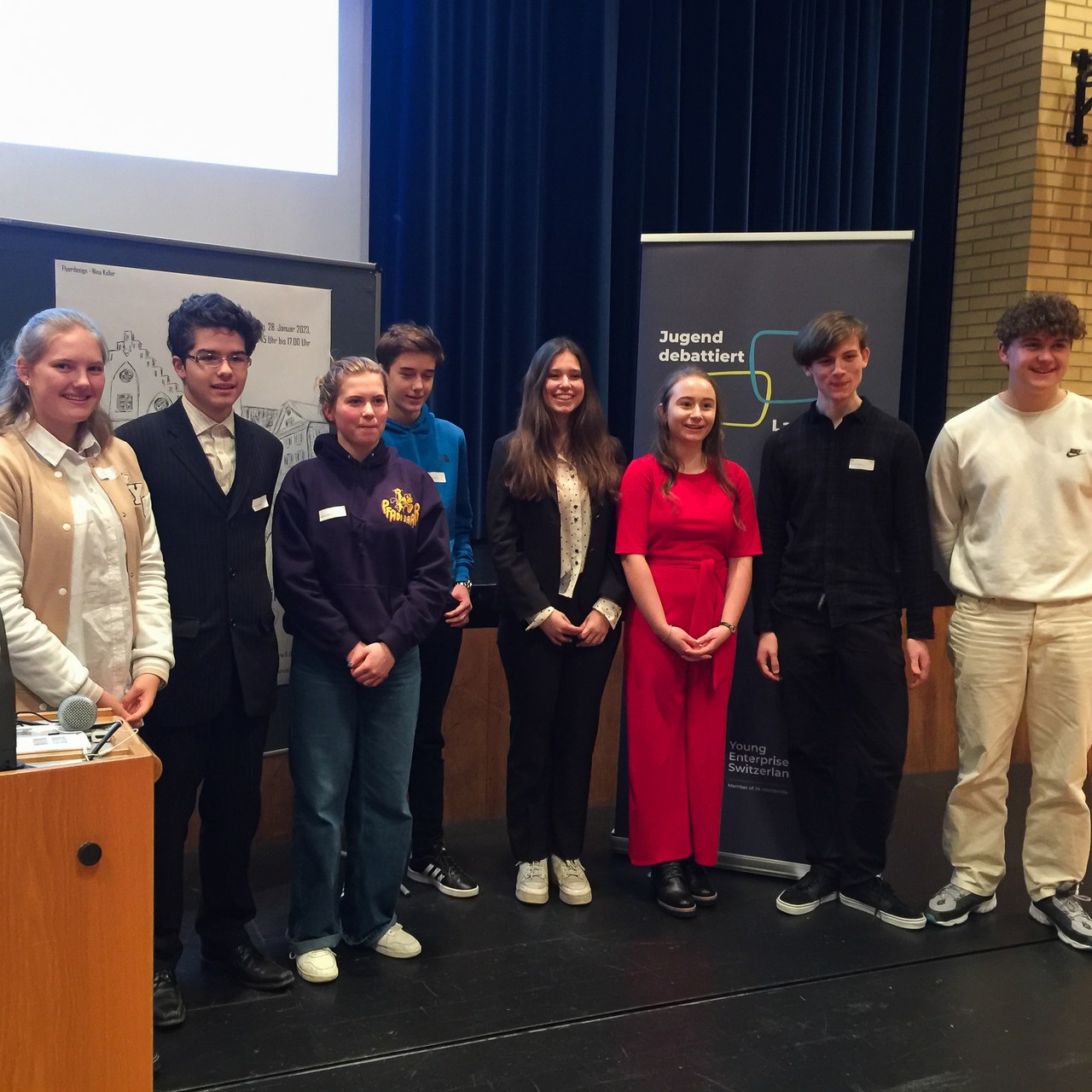 Starke KSZ-Vertretung in den beiden Finaldebatten: Xenia Heller (dritte von links), Reto Gretener (vierter von links), Charlotte Good (vierte von rechts), Elena Schorn (dritte von rechts), Enrico Steiner (zweiter von rechts).