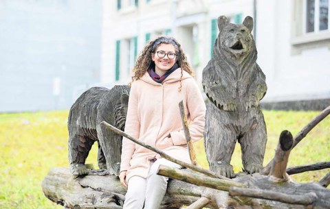 Die 18-jährige Charlotte Dawson-Townsend hat eine besondere Abschlussarbeit entworfen: Eine interaktive Bären-Schnitzeljagd durch die Gemeinde Cham.