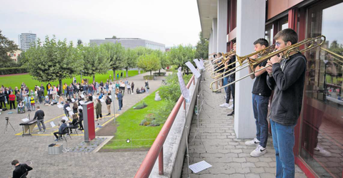 Die Band spielte «Come together». Und so kamen Lehrer, Schüler und Passanten draussen zusammen – mit gebührendem Abstand. Die Band spielte «Come together». Und so kamen Lehrer, Schüler und Passanten draussen zusammen – mit gebührendem Abstand.