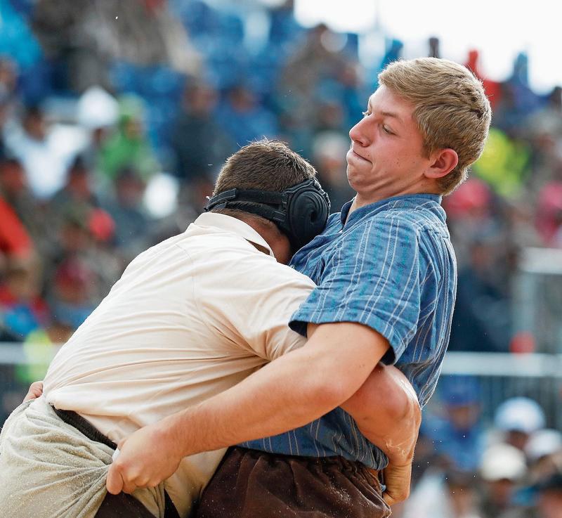 Kräftiger Bursche: Noe van Messel aus Oberägeri (rechts), im Duell mit Nick Alpiger.Bild: Sven Thomann/Freshfocus (Morschach, 10. Mai 2019)