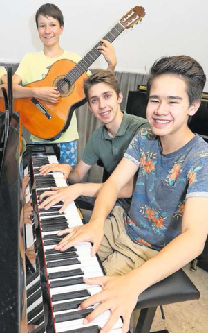 Olivier Schneider (vorne am Klavier), Javier Leutenegger (Mitte) und Niko Berschin an der Gitarre besuchen die Förderklasse der Musikschule Zug. Diese Klasse besteht erst seit einem Jahr (Foto: Daniel Frischherz)