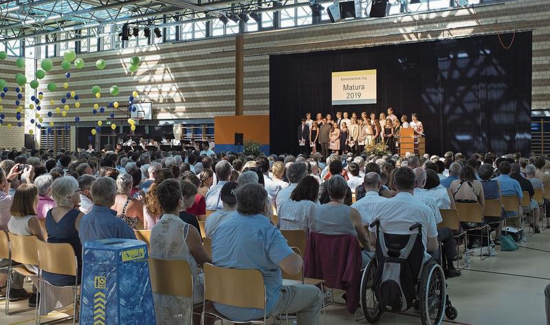 Bei grenzwertigen Temperaturen bekamen gestern 237 Maturi und Maturae in der Waldmannhalle ihr Abschlusszeugnis.Bild: Maria Schmid (Baar, 27. Juni 2019)