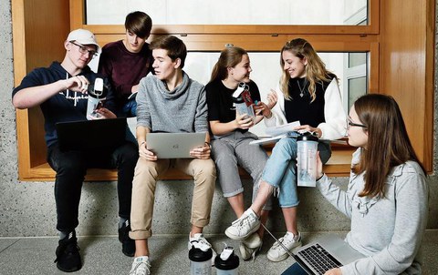 Textblock: Junge Zuger Unternehmer wollen hoch hinaus