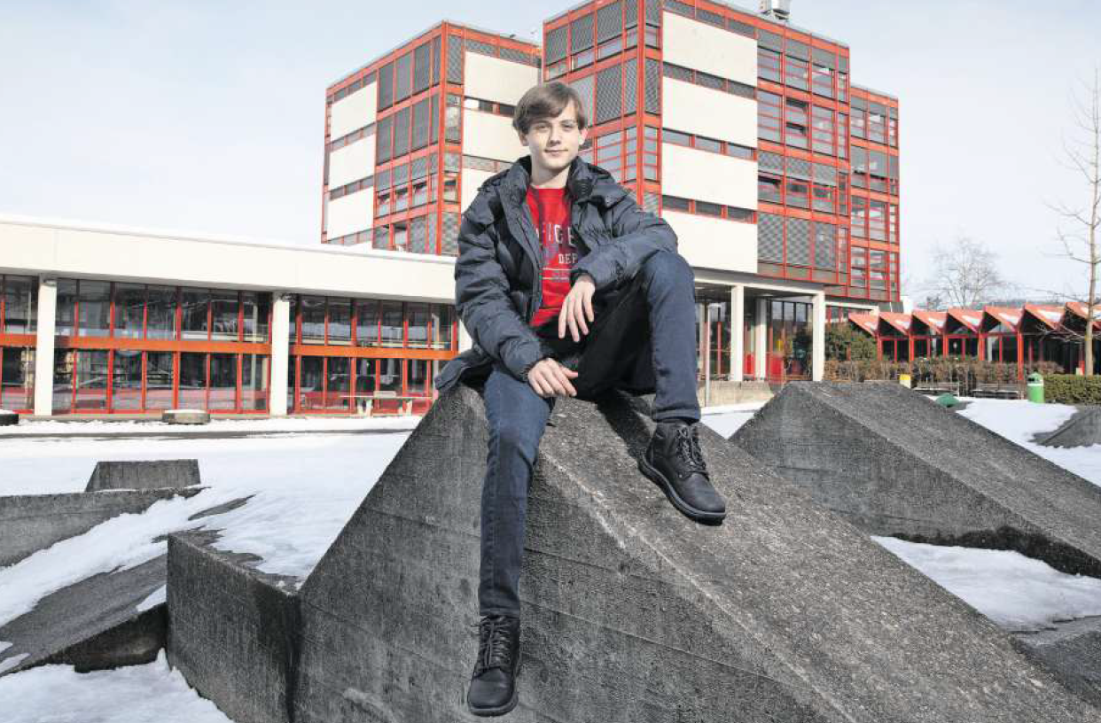 Der Baarer Enrico Steiner vor der Kantonsschule Zug. Er hat einen Debattierwettbewerb gewonnen. Bild: Matthias Jurt (20. Januar 2021)