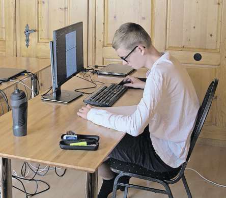 Ferdinand Ornskov (15) von der Kantonsschule Zug durfte die Schweiz an einem internationalen Programmierwettbewerb vertreten. Er verpasste das Podest nur knapp.