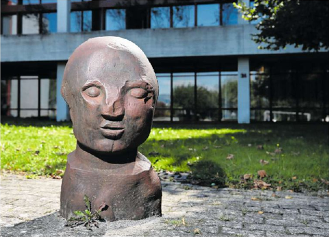 Wie ein stiller Platzwächter wirkt Fritz Roths (†) massive Eisenskulptur auf dem Areal der Kantonsschule. Wie ein stiller Platzwächter wirkt Fritz Roths (†) massive Eisenskulptur auf dem Areal der Kantonsschule.