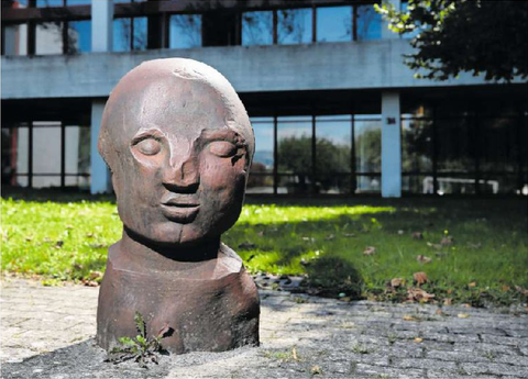 Wie ein stiller Platzwächter wirkt Fritz Roths (†) massive Eisenskulptur auf dem Areal der Kantonsschule.