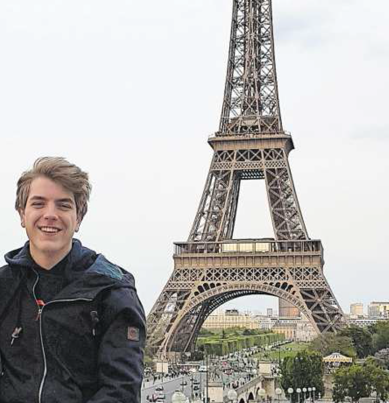 Nathaniel Cartier vor dem Eiffelturm in Paris