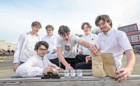 Die Young Enterprise Switzerland veranstaltet vom 7. bis 12. März die Handelsmesse Zentralschweiz im Einkaufszentrum Metalli in Zug. Eines der dort präsenten Mini-Unternehmen heisst Coffeeling. Die Young Enterprise Switzerland veranstaltet vom 7. bis 12. März die Handelsmesse Zentralschweiz im Einkaufszentrum Metalli in Zug. Eines der dort präsenten Mini-Unternehmen heisst Coffeeling.