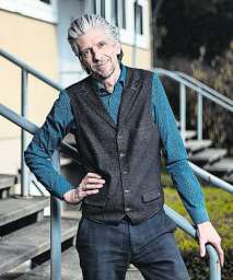 Die Digitalisierung verändert das Arbeitsumfeld. Der Kantonsschullehrer und freie Journalist Andreas Pfister sagt im Interview, weshalb man Schülerinnen und Schüler besser darauf vorbereiten muss und weshalb das eine gesamtgesellschaftliche Aufgabe sei. Die Digitalisierung verändert das Arbeitsumfeld. Der Kantonsschullehrer und freie Journalist Andreas Pfister sagt im Interview, weshalb man Schülerinnen und Schüler besser darauf vorbereiten muss und weshalb das eine gesamtgesellschaftliche Aufgabe sei.