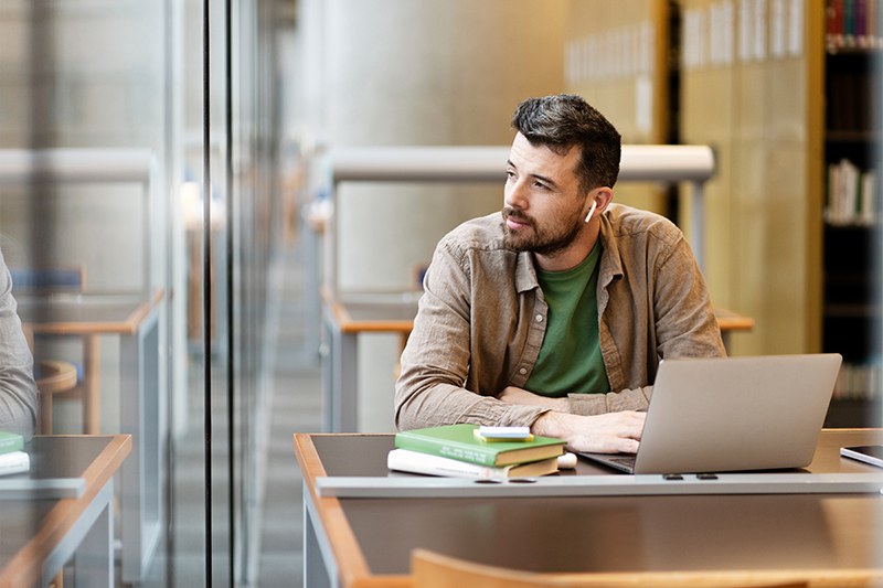 Student bei Selbststudium