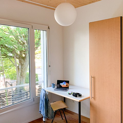 Zimmer mit Arbeitsbereich/Schrank