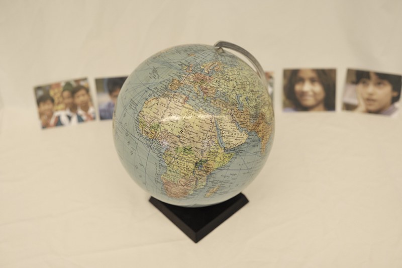 Globus mit Fotografien von Kindern