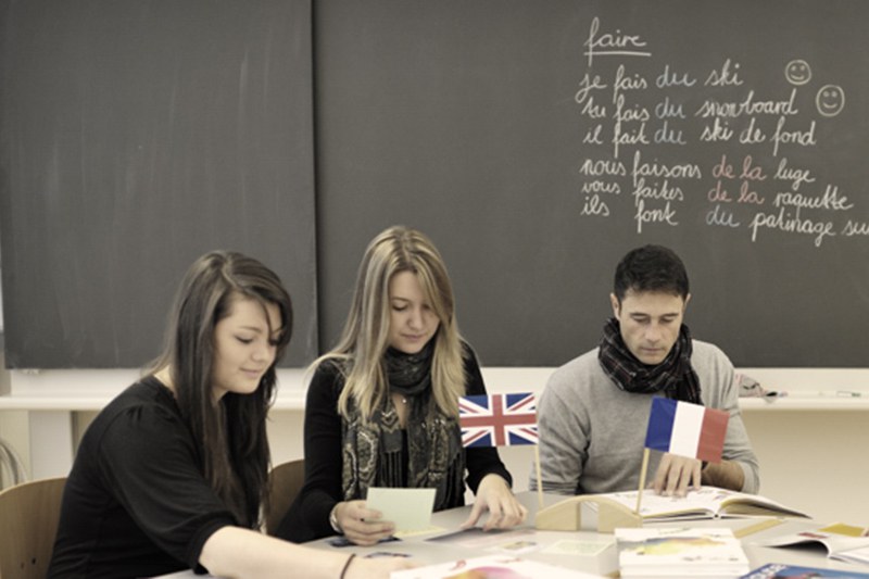 Studierende beim Französischunterricht im Klassenzimmer