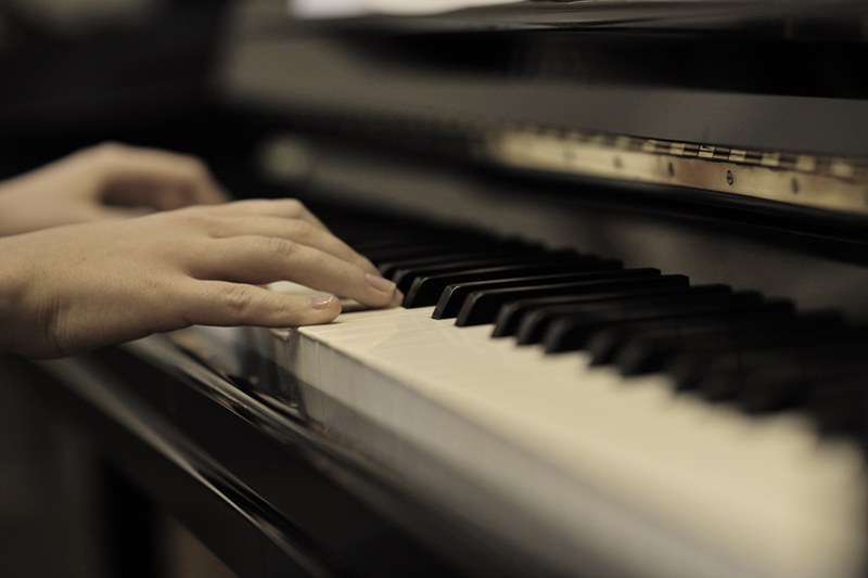 Hände auf der Klaviertastatur