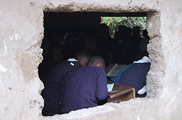 Jugendliche aus dem globalen Süden beim Studium.