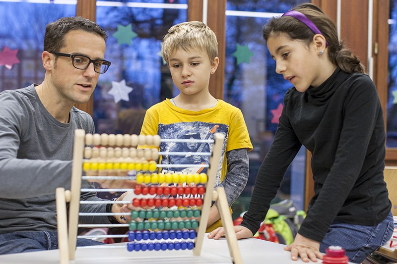 Leher und Schüler mit Rechenschieber - Kompetenzzentrum-Mathematisches-Denken-und-Lernen-PH-Zug-