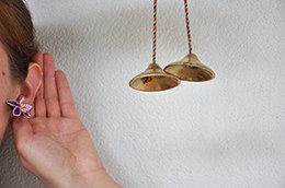 Jemand spitzt seine Ohren und hört gut zu.