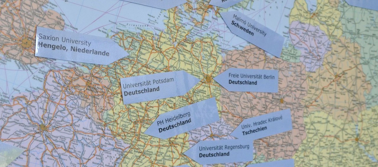 Weltkarte mit Pfeilen