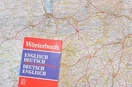 Landkarte mit Wörterbuch