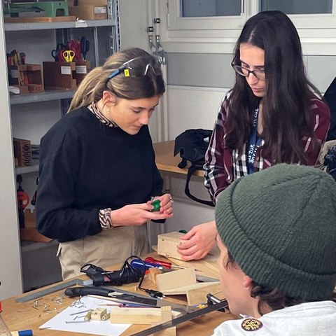 Impression aus dem Workshop zur Gestaltung mit Holz. Die Aufgabe war es ein Gefährt aus Holz herzustellen.