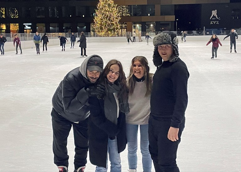 Winterlicher Spass auf dem Eisfeld in Zug.