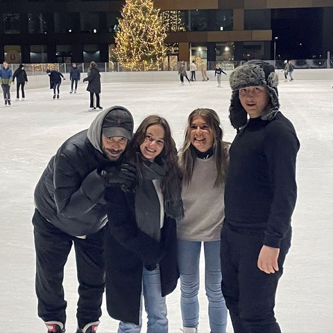 Winterlicher Spass auf dem Eisfeld in Zug.