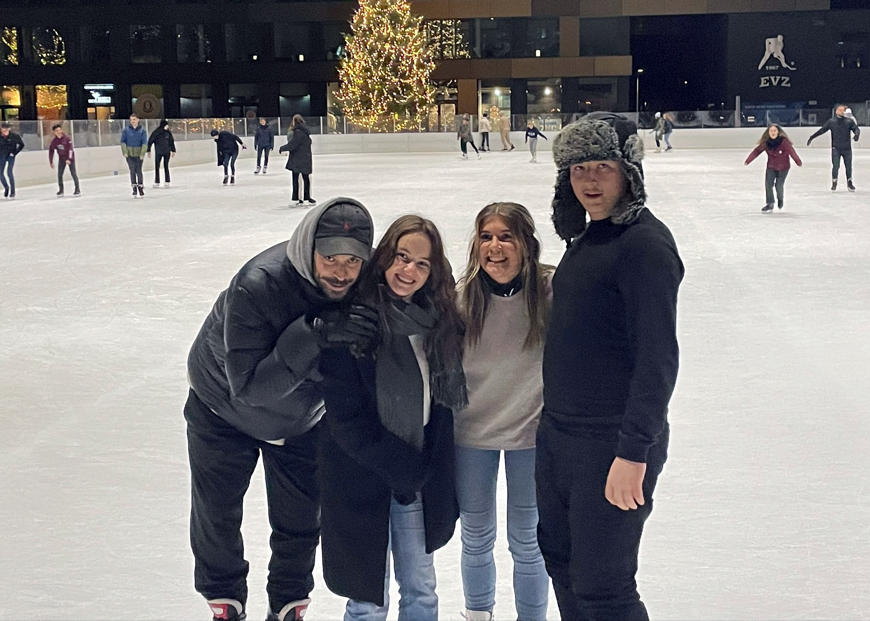Winterlicher Spass auf dem Eisfeld in Zug.