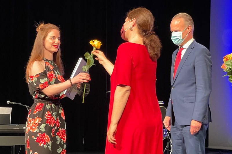 Rektorin Esther Kamm übergibt eine Rose.