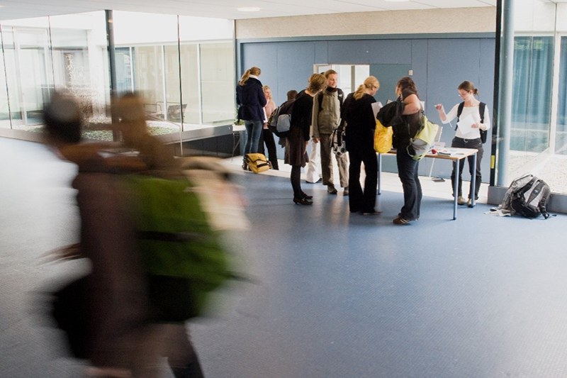 Menschen im Foyer der PH Zug