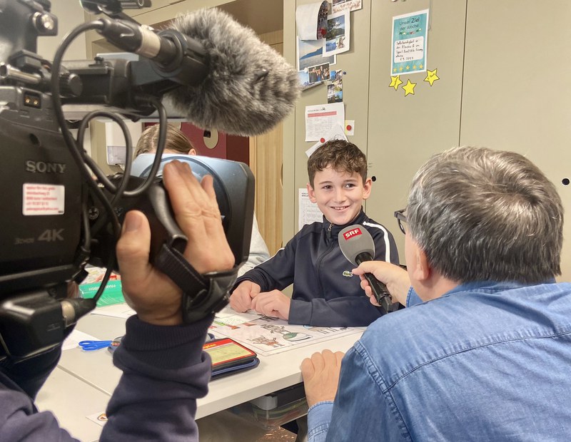 Junge aus Unterägeri wird von SRF interviewt.