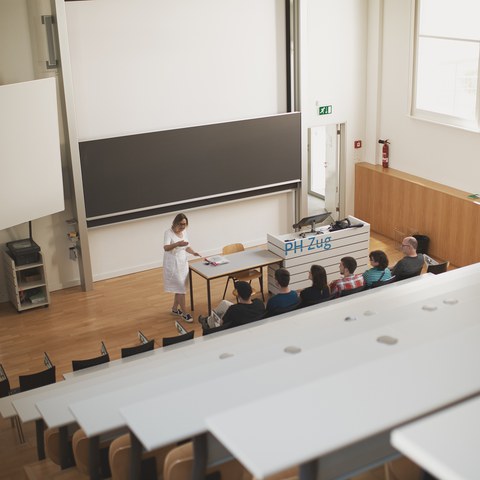 10 Führung PH Zug Hörsaal.jpg