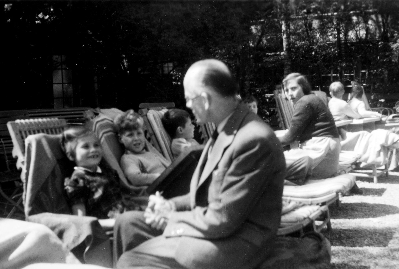 Kurgäste mit Dr. med. Konrad Bossard (1950er)